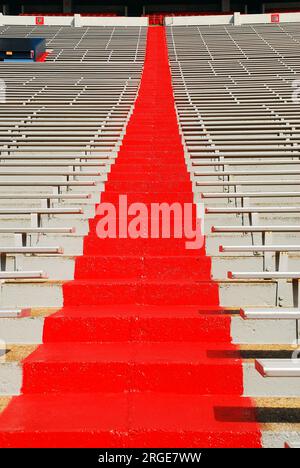 Ein gemalter roter Gang führt an den Tribünen des Hemingway Vaught Fußballstadions auf dem Campus der University of Mississippi vorbei Stockfoto