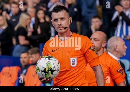 Sheffield, Großbritannien. 08. Aug. 2023. Schiedsrichter Lewis Smith während des Spiels Sheffield Wednesday FC gegen Stockport County FC, Carabao Cup, Runde 1 im Hillsborough Stadium, Sheffield, Großbritannien am 8. August 2023 Credit: Every Second Media/Alamy Live News Stockfoto