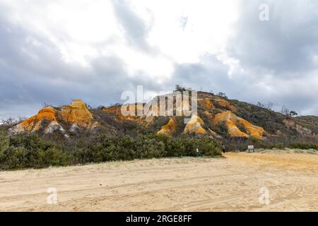 Die Pinnacles Sanddünen Fraser Island, K'gari, mehrfarbige Sanddünen und beliebte Touristenattraktion, Queensland, Australien Stockfoto