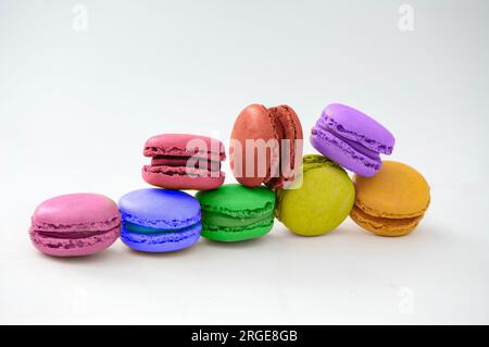 Helle Makronen, isoliert auf weißem Hintergrund. Stockfoto