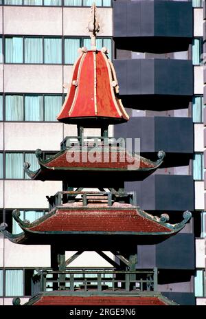 Gebäude im traditionellen Pagodenstil auf dem Dach in Chinatown, San Francisco, Kalifornien, USA Stockfoto