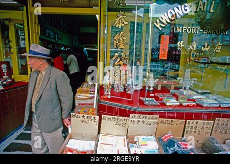 Chinesischer Mann vor dem Laden auf der Grant Avenue, Chinatown, San Francisco, Kalifornien, USA Stockfoto