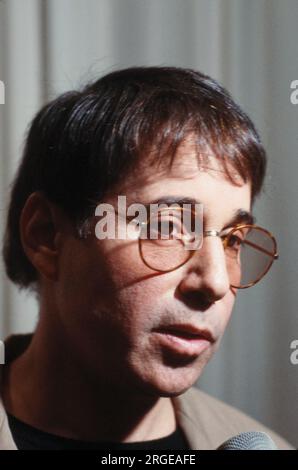 Musiker, Songrwriter, Künstler Paul Simon auf der New Yorker Pressekonferenz - 1987. Paul Frederic Simon ist ein amerikanischer Sänger und Songwriter. Simons Karriere ist einer der berühmtesten Künstler des 20. Jahrhunderts und erstreckt sich über sechs Jahrzehnte. Simon wurde in New Jersey geboren und wuchs in Queens, New York City, auf und entwickelte in seinen Teenagern ein Interesse an Rockmusik. Foto von Bernard Gotfryd Stockfoto