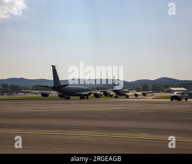 KC-135R Taxi zum Abflug in Sumpter Smith JNGB, Alabama, 06. August 2023. (US Air National Guard Foto von Senior Master Sgt. Jeremy Farson) Stockfoto