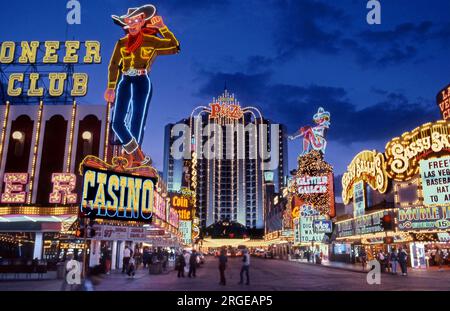 Historisches Foto der Fremont Street im Zentrum von Las Vegas, bevor sie eingeschlossen wurde. Nevada, USA. Stockfoto