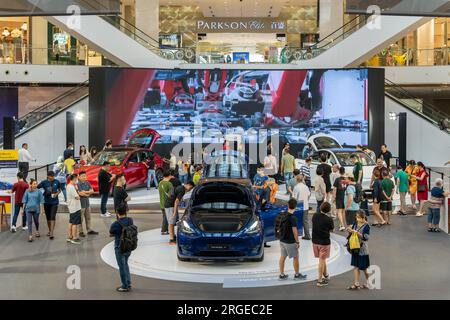KL , Malaysia - Juli 29,2023 : Tesla hat sein Elektrofahrzeugmodell Y in Malaysia eingeführt, als Teil seiner jüngsten Expansion auf einem neuen Markt im Pavilion Stockfoto