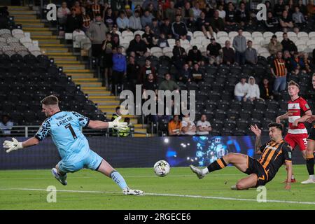 Hull, UK. 08. Aug. 2023. Ozan Tufan #7 of Hull City schießt beim Carabao Cup-Spiel Hull City vs Doncaster Rovers im MKM Stadium, Hull, Großbritannien, 8. August 2023 (Foto von James Heaton/News Images) in Hull, Großbritannien, am 8./8. August 2023. (Foto: James Heaton/News Images/Sipa USA) Guthaben: SIPA USA/Alamy Live News Stockfoto