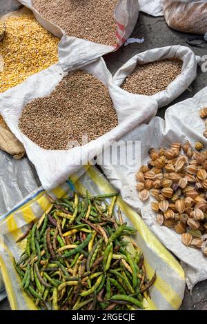 Eine Auswahl an Getreidesamen und Gemüse, die an einem Verkaufsstand auf dem indischen Markt in Otavalo in Ecuador verkauft werden. Stockfoto