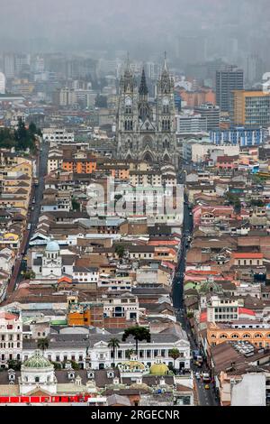 Ein Blick auf Quito in Ecuador mit Blick auf die Basilika des Nationalgelübdes (Spanisch: Basílica del Voto Nacional). Diese römisch-katholische Kirche befindet sich Stockfoto