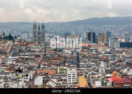 Blick auf Quito in Ecuador mit Blick auf die Basilika des Nationalgelübdes (Spanisch: Basílica del Voto Nacional) und das zentrale Geschäftsviertel. Stockfoto