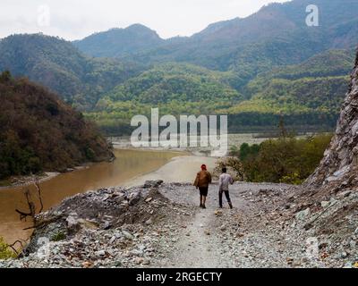 Neue Straße, die Sem mit dem Dorf Khet am Ufer des Flusses Sarda, Kumaon Hills, Chuka und Thak Forest in der Ferne verbindet, Uttarakhand, Indien Stockfoto