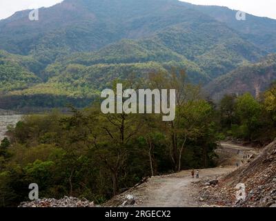 Neue Straße, die Sem mit dem Dorf Khet am Ufer des Flusses Sarda, Kumaon Hills, Chuka und Thak Forest in der Ferne verbindet, Uttarakhand, Indien Stockfoto