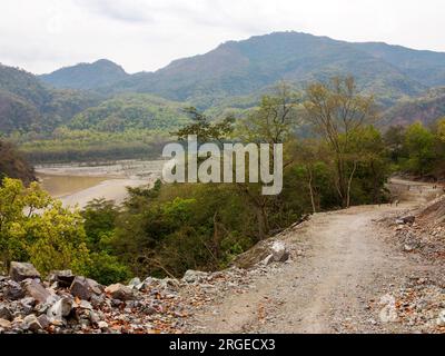 Neue Straße, die Sem mit dem Dorf Khet am Ufer des Flusses Sarda, Kumaon Hills, Chuka und Thak Forest in der Ferne verbindet, Uttarakhand, Indien Stockfoto