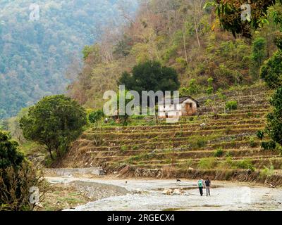 Neue Straße, die Sem mit dem Dorf Khet am Ufer des Flusses Sarda, Kumaon Hills, Uttarakhand, Indien verbindet Stockfoto