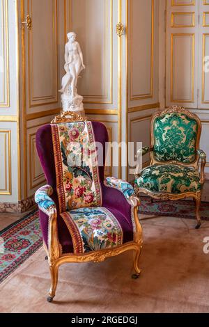 Sessel mit Wandteppichen in einem Raum im Château de Fontainebleau in Frankreich Stockfoto