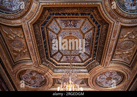 Barocke Dekoration an der Decke des Château de Fontainebleau in Frankreich Stockfoto