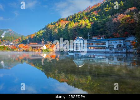 Yufuin, Japan - Nov. 27 2022: Der Kinrin-See ist einer der repräsentativen Sehenswürdigkeiten in der Gegend von Yufuin, am Fuße des Mount Yufu. Das ist es Stockfoto