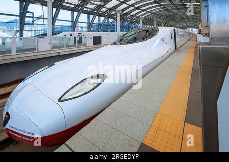 Saga, Japan - Nov. 28 2022: Der Nishi Kyushu Shinkansen (Kamome) verbindet Nagasaki mit Takeo-Onsen, der seit dem 23. September 2022 in Betrieb genommen wird Stockfoto