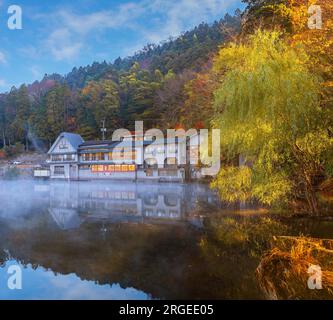 Yufuin, Japan - Nov. 27 2022: Der Kinrin-See ist einer der repräsentativen Sehenswürdigkeiten in der Gegend von Yufuin, am Fuße des Mount Yufu. Das ist es Stockfoto