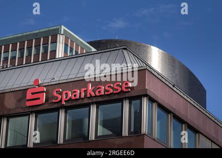 Bild eines Schildes mit dem Logo der Sparkasse auf ihrem Büro im Zentrum Dortmund. Sparkassen-Finanzgruppe („Savings Banks Financial Group“) Stockfoto