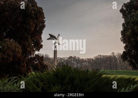 Bild der von vojin stojic entworfenen Säule im Spomen Park jajinci in Belgrad, Serbien. Der Memorial Park Jajinci befindet sich auf dem Gebiet von BE Stockfoto