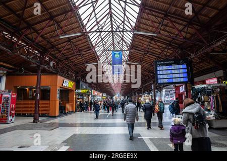 Bild der Haupthalle von Gara de Nord in Bukarest, Rumänien, mit Leuten, die an der Abflughalle vorbeifahren und auf ihren Zug warten. Bukarest Nord r Stockfoto