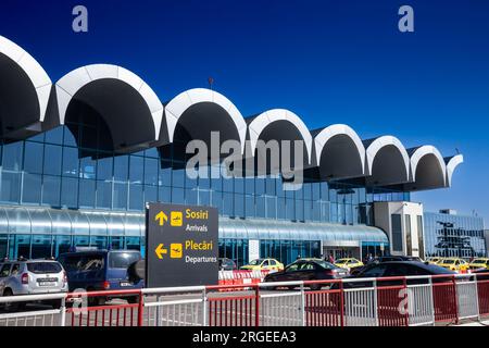 Bild der Ankunftsterminalhalle des Flughafens Bukarest Otopeni Henri Coanda. Der internationale Flughafen Bukarest Henri Coanda ist Rumäniens geschäftigster internationaler Flughafen Stockfoto