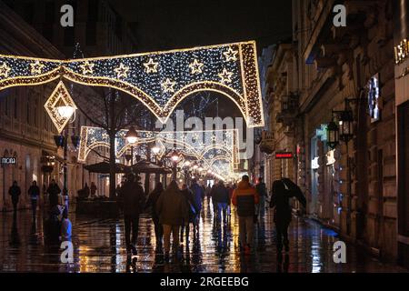 Bild der Belgrader Weihnachtsdekoration auf der Kneza Mihailova Straße in der Nacht mit einer Menge Fußgänger zu Fuß, in Belgrad, Serbien. Stockfoto