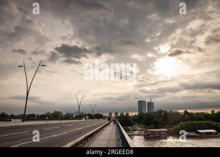 Bild von Brankos Brücke während eines sonnigen Nachmittags mit Menschen, die darauf laufen. Auch bekannt als Brankov Most, ist die zweitgrößte Brücke von Belgrad, S. Stockfoto