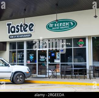 NEW ORLEANS, LA, USA - 29. JULI 2023: Das Restaurant Tastee und McKenzie's Pastry Shop auf dem Harrison Boulevard in der Gegend um Lakeview Stockfoto