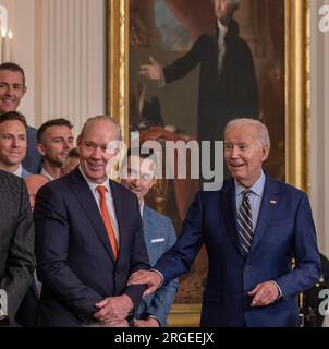 WASHINGTON, D.C. – 7. August 2023: Houston Astros, Eigentümer Jim Crane, linker Vordergrund, und Präsident Joe Biden sind im East Room des Weißen Hauses zu sehen. Stockfoto