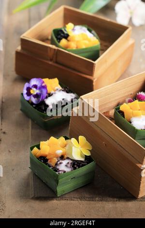 Selbstgemachter Kokosnuss-Reis mit Mango im Pandan Leaves Cup Stockfoto