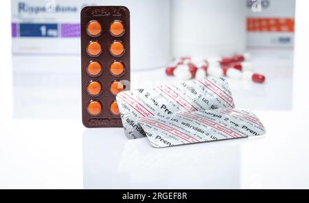 CHONBURI, THAILAND-29. APRIL 2023: Runde Prenarpil-Tabletten in Blisterpackungen. Clonazepam zur Behandlung von Krampfanfällen, Panikstörungen, Angststörungen. Stockfoto