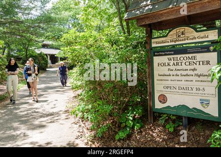 Asheville North Carolina, Appalachian Mountains, Blue Ridge Parkway, Folk Art Center Center, weibliche Frau, Erwachsene, Schilderinformationen Stockfoto