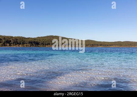 Fraser Island K'gari und Lake McKenzie Boorangoora ein hoher südlicher See, der bei Touristen wegen seines kristallklaren Wassers und weißen Sandes, Queensland, beliebt ist Stockfoto