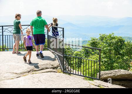 Laurel Park North Carolina, Jump Off Rock Overlook, Appalachian Blue Ridge Mountains Landschaft Bäume, Geländer, falsche Seite gefährliche Sicherheit steiler Fall, Stockfoto