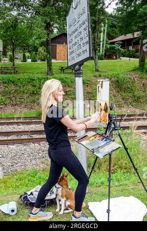 Saluda North Carolina, Künstlermalerei Staffelei, Hund, auf der Eisenbahnstrecke, weibliche Frau, Erwachsener, Assistenzarzt Stockfoto