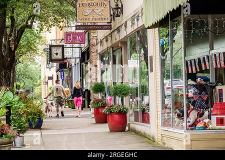 Shelby North Carolina, männliche Männer, weibliche Frauen, Erwachsene Bewohner Paar, Hund, draußen, Eingang des Gebäudes, Ladenbusi Stockfoto