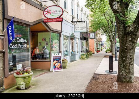 Shelby North Carolina, LilyBean Microroasted Coffee Cafe, weibliche Frau, Erwachsene Bewohner Freunde, außen, Gebäude Vordereingang, Stor Stockfoto