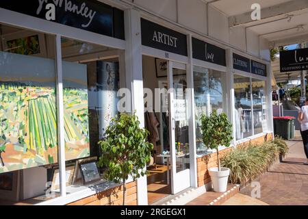 Hervey Bay City im Süden von Queensland und der lokale Künstler Ashleigh Murray, der Kunst und Kleidung verkauft, Queensland, Australien Stockfoto