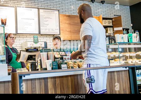 Charlotte North Carolina, Starbucks Kaffee, Baristas nehmen Bestellung auf, Schwarzafrikaner, ethnische Zugehörigkeit, Minderheit, einheimische Gäste, weibliche Frau, adul Stockfoto