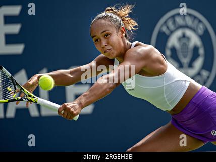 Montreal, Kanada. 8. Aug. 2023. Leylah Fernandez aus Kanada gibt den Ball während des ersten Frauenspiels gegen Peyton Stearns aus den Vereinigten Staaten bei den National Bank Open 2023 in Montreal, Kanada, am 8. August 2023 zurück. Kredit: Andrew Soong/Xinhua/Alamy Live News Stockfoto