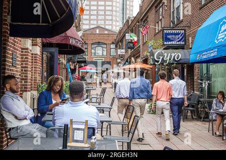 Charlotte North Carolina, South Tryon Street, Latta Arcade, Art-Deco-Shopping-Restaurants, Schwarzafrikaner, ethnische Zugehörigkeit, Minderheit, Einwohner, Männer, Männer, Frauen Stockfoto