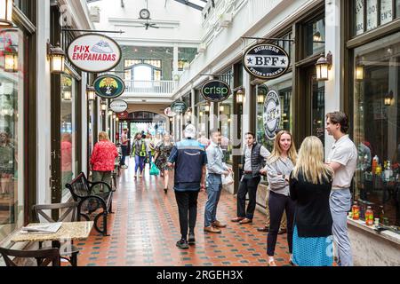 Charlotte North Carolina, South Tryon Street, Latta Arcade, Art-Deco-Geschäfte, Männer, Frauen, Frauen, Frauen, Frauen, Erwachsene Bewohner, innen innen Stockfoto