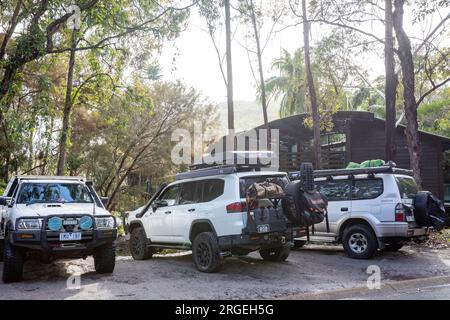 4WD GELÄNDEWAGEN auf Fraser Island K'gari, drei Geländewagen geparkt im Kingfisher Bay Resort einschließlich Toyota Landcruiser, Queensland, Australien Stockfoto