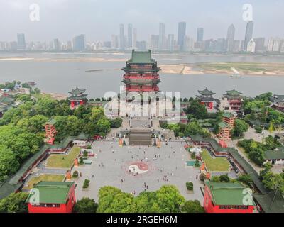 **CHINESISCHES FESTLAND, HONGKONG, MACAU UND TAIWAN OUT** Luftfotos zeigen Touristen, die den Pavillon von Prince Teng in Nanchang City, Ostchina besuchen Stockfoto