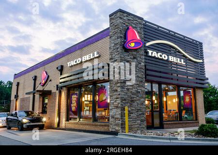 Gastonia North Carolina, Taco Bell, mexikanisches Fast Food, Abend, Außenansicht, Eingang des Gebäudes, Restaurant, Abendessen, Essen außerhalb, ungezwungene Atmosphäre, ca. Stockfoto