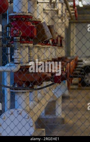 Brandschutzarmatur Wasserkontrolle Brandmeldezentrale und Sprinkler Stockfoto