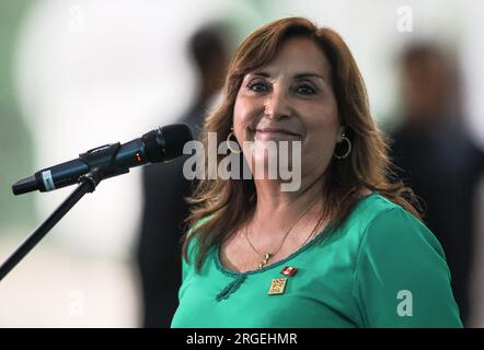 Belem, Brasilien. 08. Aug. 2023. Dina Boluarte, Präsidentin von Peru, spricht im Hangar Convention Center während des Amazonas-Gipfels in Belem, Brasilien. Der Amazonas spielt eine Schlüsselrolle im Kampf gegen den Klimawandel. Nach jahrzehntelanger Übernutzung der Natur wollen die Anrainerstaaten nun beim Umweltschutz enger zusammenarbeiten. Kredit: Filipe Bispo/dpa/Alamy Live News Stockfoto