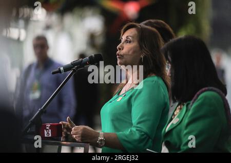 Belem, Brasilien. 08. Aug. 2023. Dina Boluarte, Präsidentin von Peru, spricht im Hangar Convention Center während des Amazonas-Gipfels in Belem, Brasilien. Der Amazonas spielt eine Schlüsselrolle im Kampf gegen den Klimawandel. Nach jahrzehntelanger Übernutzung der Natur wollen die Anrainerstaaten nun beim Umweltschutz enger zusammenarbeiten. Kredit: Filipe Bispo/dpa/Alamy Live News Stockfoto